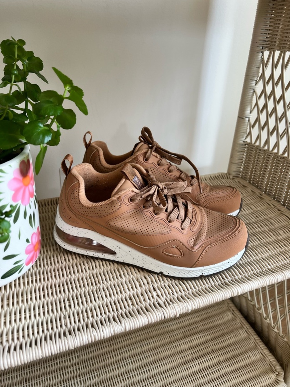 Sketchers Street Uno Stand on Air Brown With Speckled Soles.  Women’s 7
